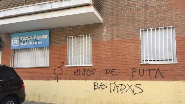 Fachada de la sede del PP en Barajas, con las pintadas aparecidas este lunes