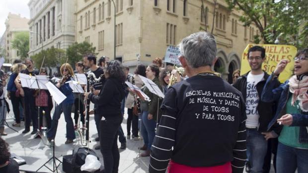 Los empleados de las treces escuelas de música protestan frente al Palacio de Cibeles