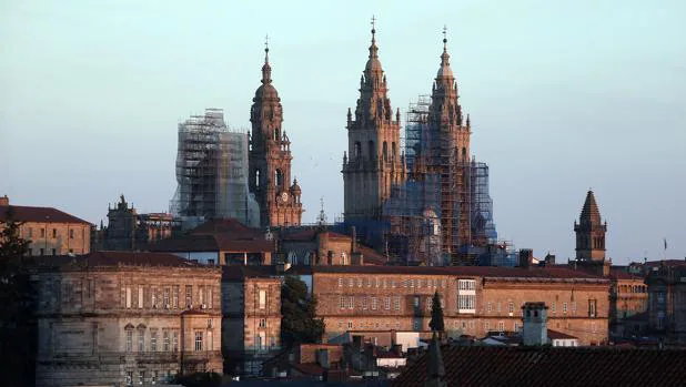 Estado actual del exterior de la Catedral de Santiago, con el cimborrio y la fachada en restauración