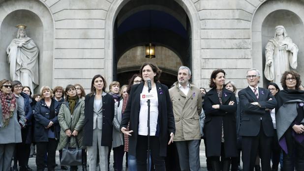 La alcaldesa de Barcelona, Ada Colau, en la plaza Sant Jaume
