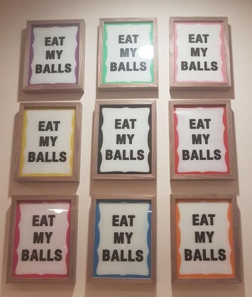 Cuadros de «Eat my balls» en las paredes de Bolero Meatballs