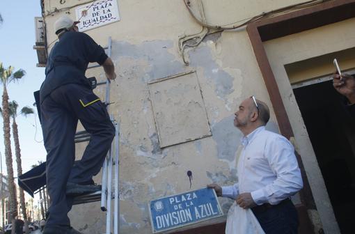 Imagen del momento del cambio de la placa en Alicante