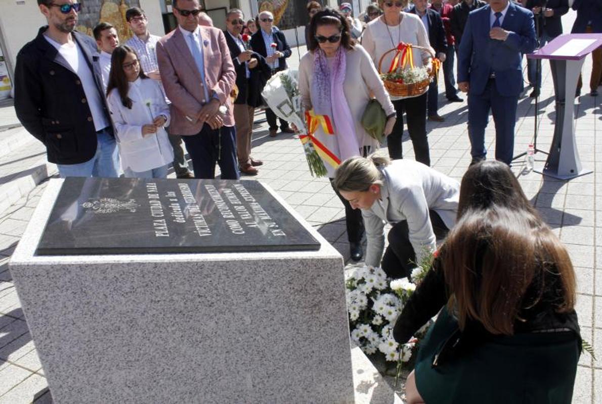 La alcaldesa de Toledo, durante la ofrenda floral