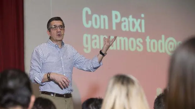 El candidato a liderar el PSOE Patxi López, ayer en un encuentro con militantes en Murcia