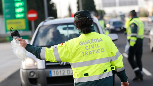 Un conductor ebrio vuelve a la carretera con el volante y el freno inmovilizados