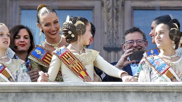 Puig bromea con las falleras en el balcón del Ayuntamiento de Valencia durante la mascletà de este domingo