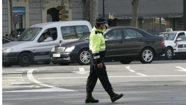 Un agente de movilidad dirige el tráfico en una calle del centro de Madrid