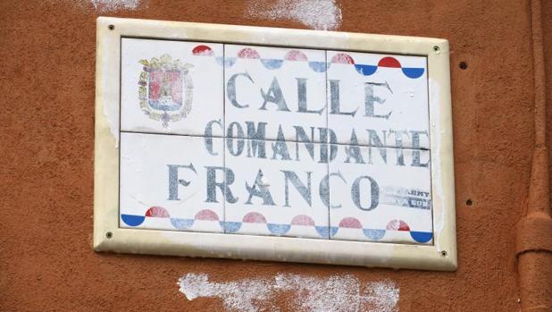Placa de la calle Comandante Franco, pintada de blanco