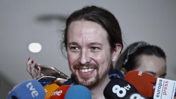 El líder de Podemos, Pablo Iglesias, responde a los periodistas en los pasillos del Congreso de los Diputados