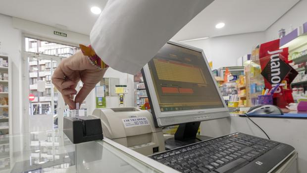 Una farmacéutica de Valladolid emplea su tarjeta de Sacyl para acceder a la receta electrónica