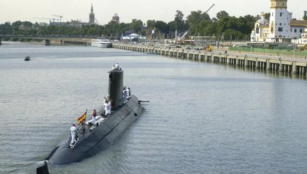 El submarino «Mistral» remontando el río Guadalquivir en Sevilla, en 2006