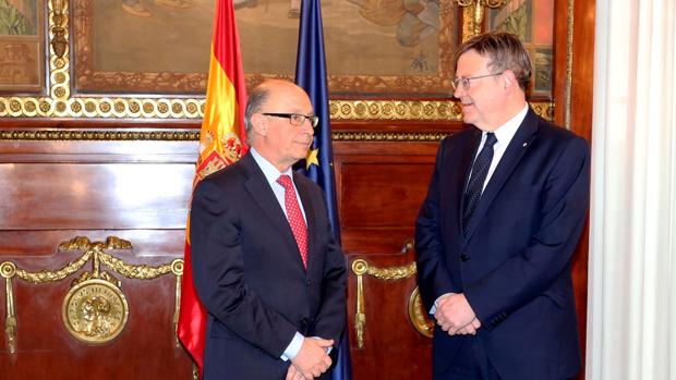 Imagen de la reunión mantenida este martes entre Montoro y Puig en Madrid