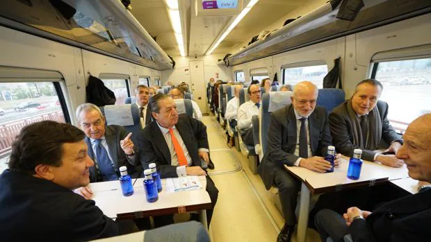 Imagen de los empresarios valencianos en el tren que les ha llevado hasta Murcia