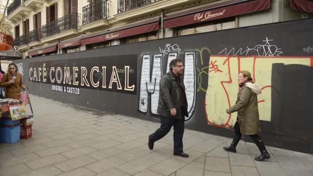 El exterior del Café Comercial, aún cubierto