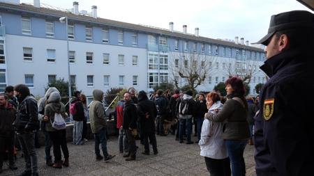 Decenas de personas se concentraron ayer a las puertas de los juzgados