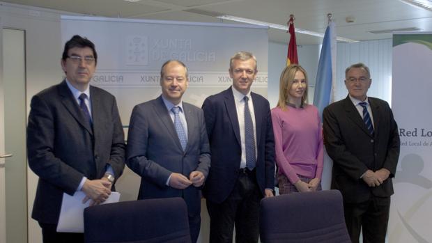 El vicepresidente de la Xunta, Alfonso Rueda (c), acompañado del rector de la Universidad de Vigo, Salustiano Mato (2i), del delegado de la Xunta en Vigo Ignacio López Chaves (i) de la directora general de administracion local, Marta Fernandez Tapias, y del director del proyecto Alfredo García, ayer en Vigo