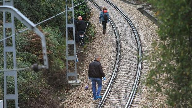 Imagen de archivo de la investigación en la vía del tren cercana al lugar donde se encontró el cuerpo del bebé en una maleta