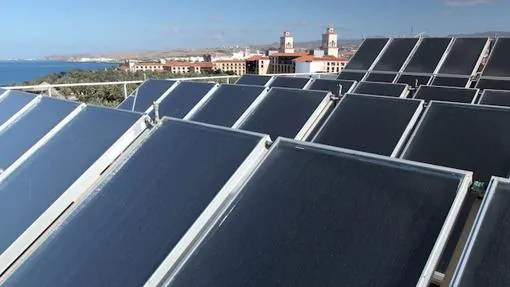 Paneles solares en un hotel de Lopesan en Meloneras, Gran Canaria