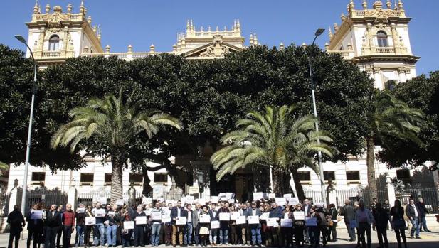 Concentración de alcalde, concejales y otros representantes, frente al Palacio Provincial