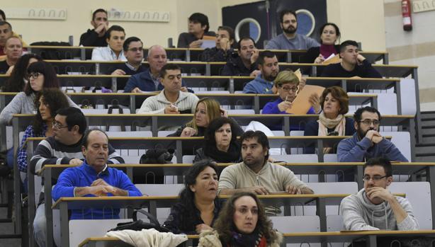 Opositores esperan a que se reparta el examen