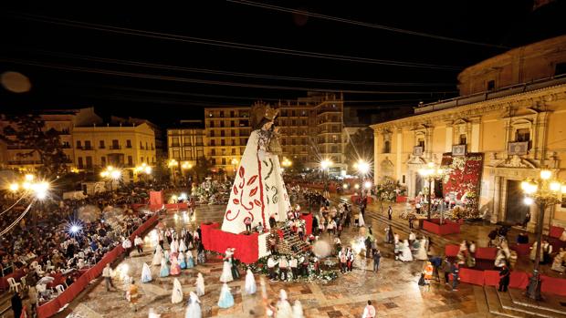 La Ofrenda a la Virgen de los Desamparados alcanza el 75 aniversario y sumará más de cien mil personas