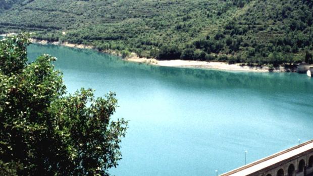 Este embalse está relacionado con los proyectos de regulación recogidos en el Pacto del Agua de 1992