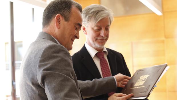 El presidente de la DPZ. Juan Antonio Sánchez Quero (PSOE), y el alcalde de Zaragoza, Pedro Santisteve (ZEC), durante la firma del convenio