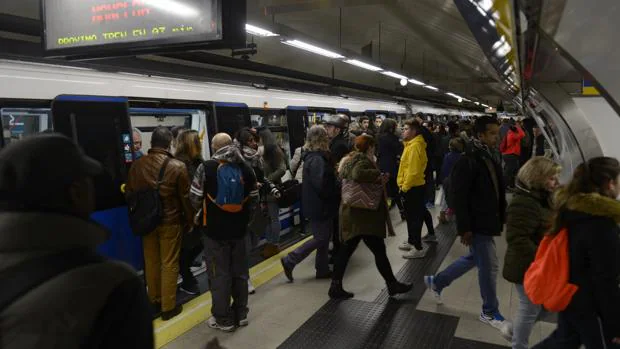 Usuarios en el Metro de Madrid