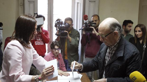 El ministro Montoro, votando como afiliado para elegir al presidente del PP de Madrid, el 12 de marzo