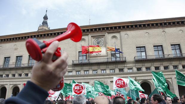 Imagen de archivo de una protesta sindical ante la Casa Consistorial de Zaragoza