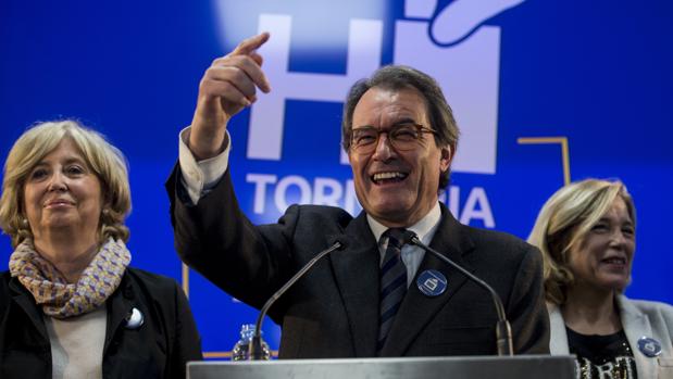 Artur Mas, junto a Rigau y Ortega, durante una rueda de prensa