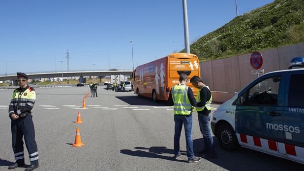 El autobús de Hazte Oír sale de Cataluña tras retirar sus logos
