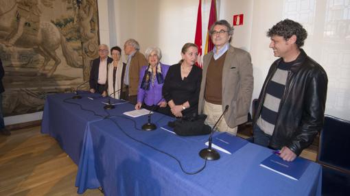 Sauquillo (en el centro, con chaqueta morada), junto a los miembros del Comisionado