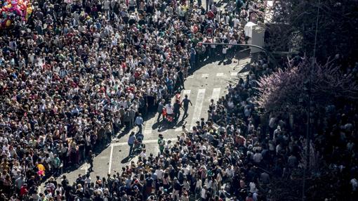 Imagen de la gente en la plaza del Ayuntamiento en la última mascletà