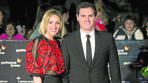 El líder de Ciudadanos, Albert Rivera, y su pareja, Beatriz Tajuelo, posaron en la alfombra roja a su llegada a la gala inaugural de la vigésima edición del Festival de Málaga de Cine Español, el viernes por la noche. Durante su estancia en Málaga, Rivera fue recibido por el alcalde, Francisco de la Torre, en su despacho