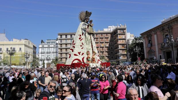 Imagen de la Virgen de los Desamparados en la plaza, con el manto completo de flores tras la Ofrenda