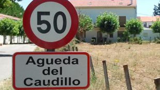 Cartel de Águeda del Caudillo, a la entrada del pueblo