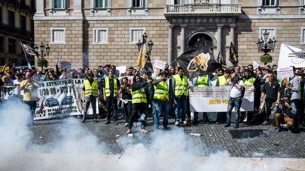 Imagen de la protesta de los taxitas contra Cabify en Barcelona