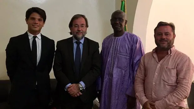 Autoridades de España y docente de castellano con el represetante de la Universidad Cheick Anta Diop de Dakar