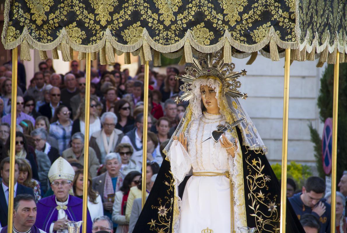 Braulio Rodríguez camina tras la imagen de la virgen de los Dolores en un via crucis