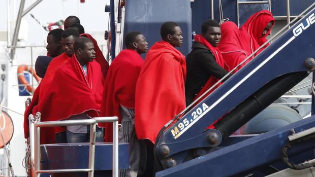 Inmigrantes, a su llegada al puerto de Almería, en una imagen de archivo