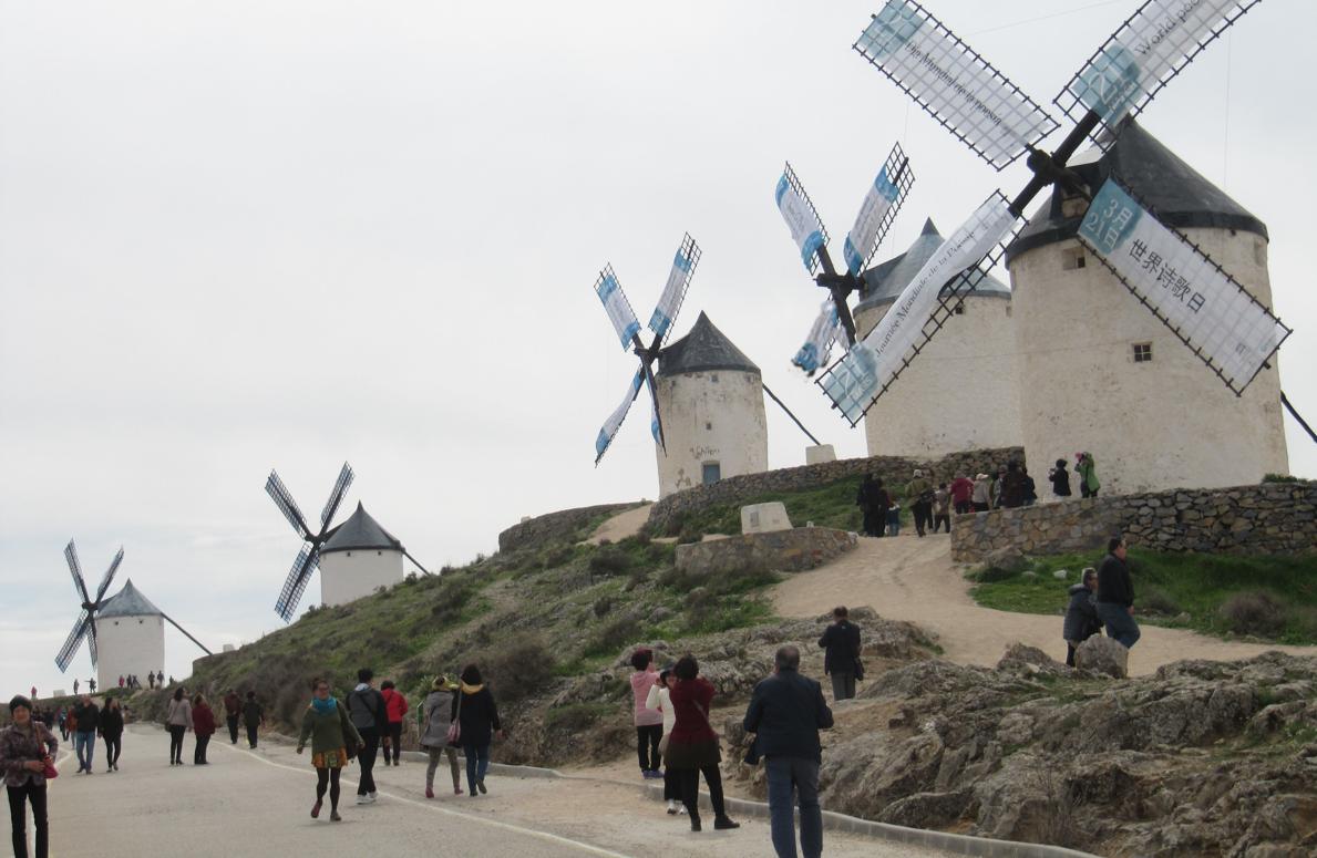 Los molinos, con lienzos personalizados para cada uno de los poetas invitados