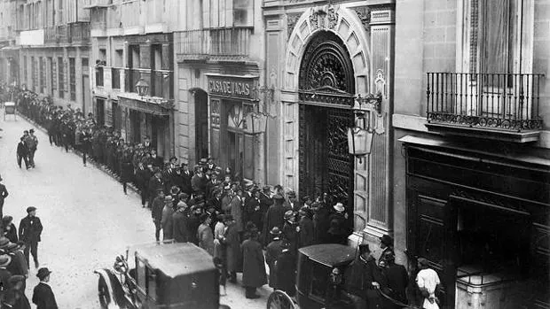 Largas colas a las puertas del Ateneo, en el año 1922, para escuchar una charla de Unamuno
