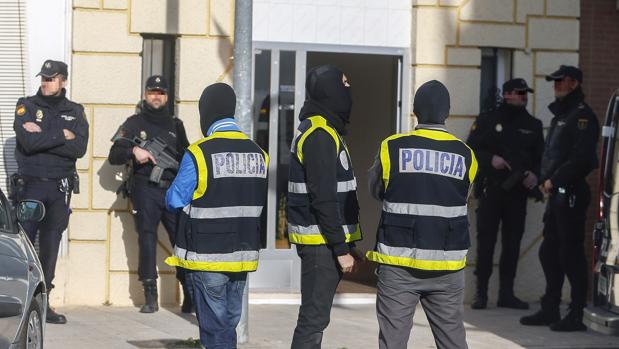 Imagen del dispositivo que mantiene la policía en la vivienda del detenido por yihadismo en Benetússer