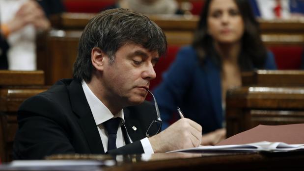 Carles Puigdemont, durante la sesión de control al Gobierno de la Generalitat