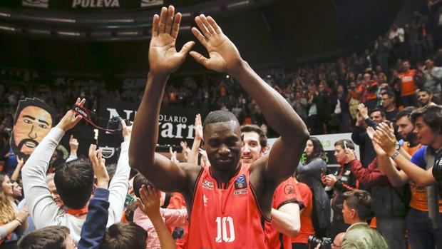 Imagen de la celebración de los jugadores del Valencia Basket