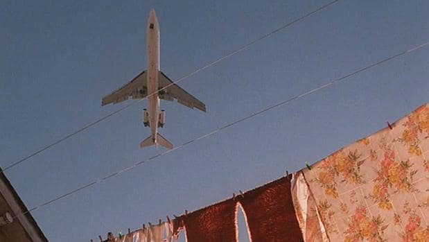 Un avión sobrevuela un edificio en los alrededores de la A-1