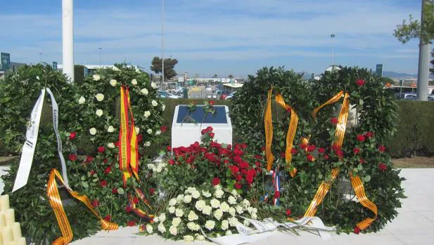 El monumento que se inauguró hace un año en El Prat en homenaje a las víctimas
