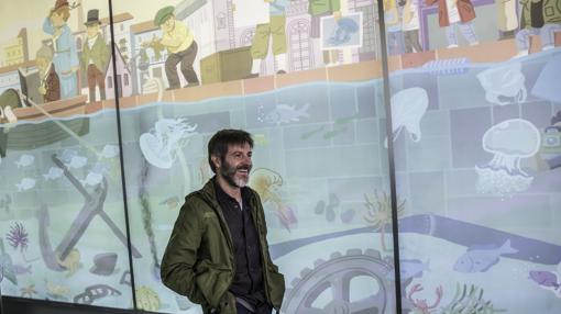 El diseñador Paco Roca frente al panel en el Oceanogràfic de Valencia