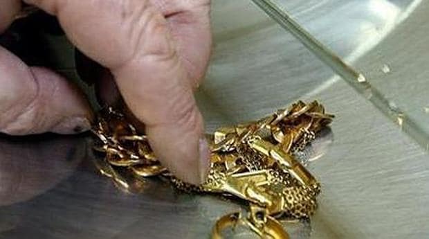 El acusado vendió las joyas robadas en tiendas de compra-venta de oro